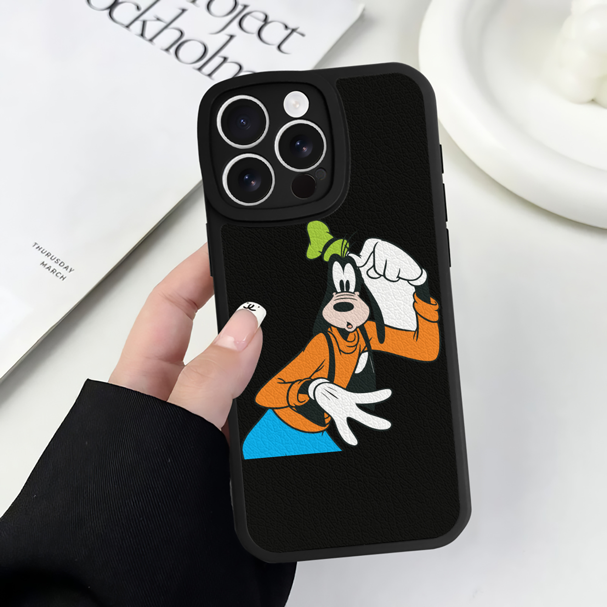 （画像用） ミッキーマウス Mickey Mouse 【iPhone 16シリーズ対応】シリコンスマホケース（レザー調） 材質：シリコン